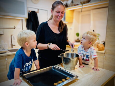 Sára vaří společně s klukama