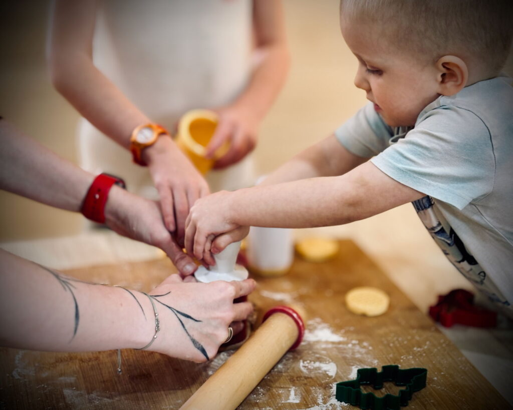 společné rodinné pečení - válení a vykrajování těsta
