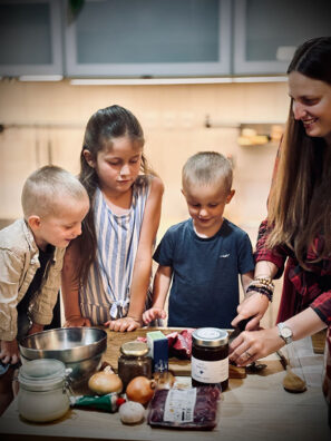 Sára s dětmi si užívají vaření